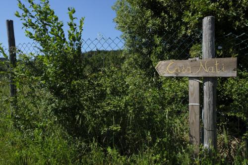a sign that says calaza napolean next to a fence at Casa Nati in Casale di Pari
