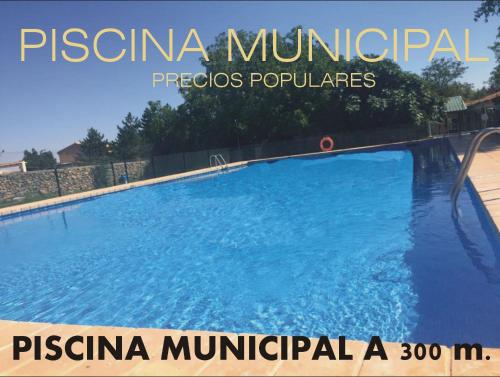 duży błękitny basen ze słowami piscina muncipal presidium w obiekcie Casa Rural Las Camilas- Sierra de Alcaraz w mieście Vianos