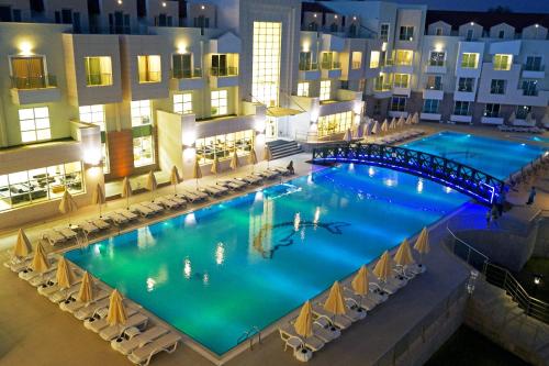 Bazén v ubytování Adrina Termal Health & SPA Hotel nebo v jeho okolí