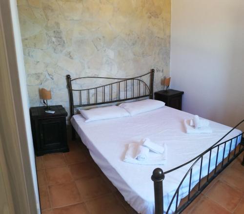 a bedroom with a bed with two people laying on it at Il Moro in Geremèas