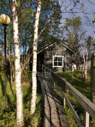 Taman di luar Wilderness Hotel Muotka & Igloos