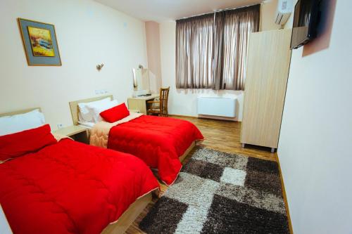 Una cama o camas en una habitación de Hotel Kristal Palas