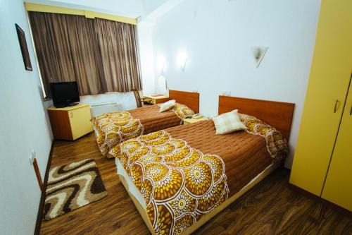 Una cama o camas en una habitación de Hotel Kristal Palas