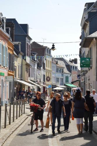 un groupe de personnes marchant dans une rue de la ville dans l'établissement L'Abricotier, à Saint-Valery-sur-Somme