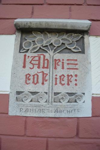 un panneau sur le côté d'un bâtiment en briques rouges dans l'établissement L'Abricotier, à Saint-Valery-sur-Somme