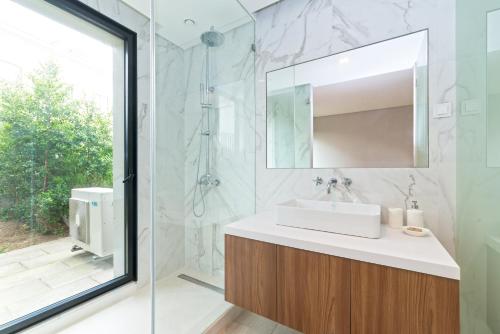 un baño con lavabo y espejo en King's Cascais Apartment, en Cascais