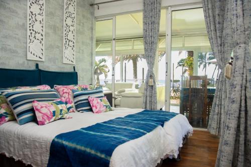 Ένα ή περισσότερα κρεβάτια σε δωμάτιο στο Boutique villa on the rocks with Sea, jetty, infinity pool, garden, daily housekeeping, Cook