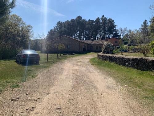 a dirt road in front of a house at Casa Rural Los Robles in Acebo