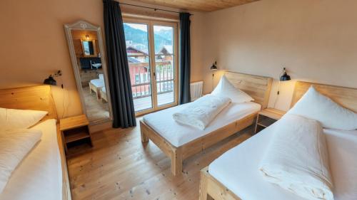 Tempat tidur dalam kamar di alpen select lodge Kleinwalsertal