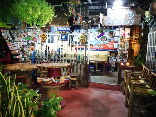 - un restaurant avec des tables et des chaises dans une salle dans l'établissement Jimmy and Jeng Homestay, à Chiang Mai