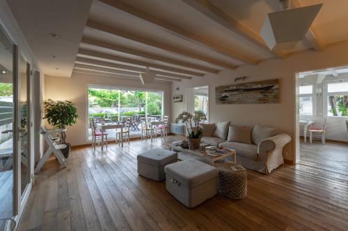a living room with a couch and a table at La Frégate in Cap-Ferret