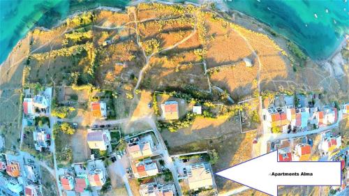 - une vue aérienne sur un village perché sur une colline à côté de l'océan dans l'établissement Apartments Alma, à Pag