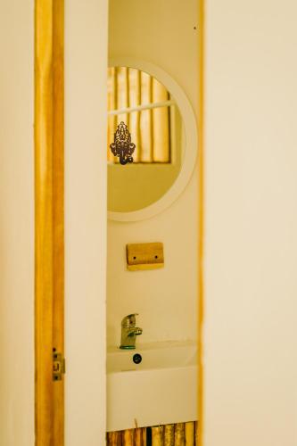 Un baño de Ganesh Hostel & Shivas Bungalows