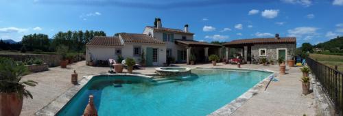 une piscine devant une maison dans l'établissement Clos St Jean Baptiste, à Tourves