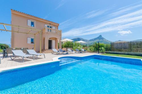 una villa con piscina y una casa en Dones D'Aigua 11, en Artà