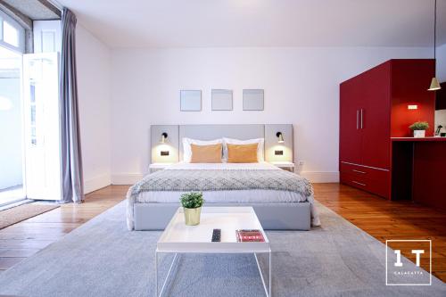 Dormitorio blanco con cama y mesa en Calacatta Housing en Oporto