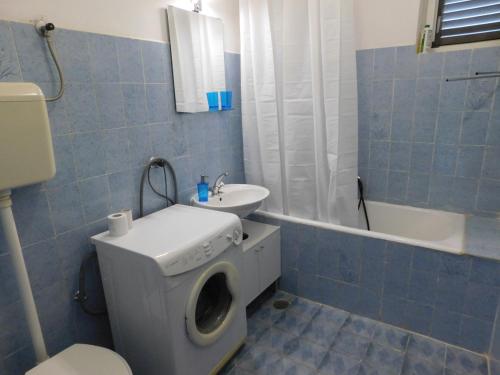 y baño con aseo y lavamanos. en Charming house Tonći, en Lovište