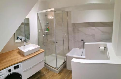 une salle de bain blanche avec une douche et un lavabo dans l'établissement Maison de ville en plein cœur de Sanary 3 double chambres 105M2, à Sanary-sur-Mer