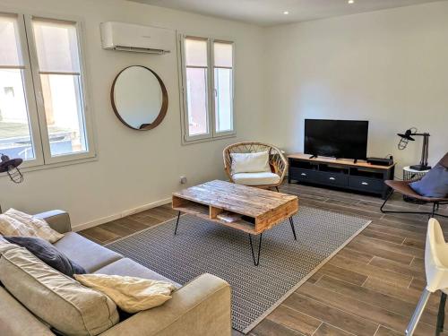 Et tv og/eller underholdning på Maison de ville en plein cœur de Sanary 3 double chambres 105M2