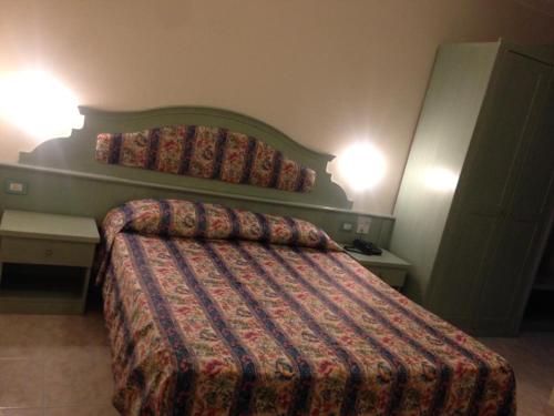 a hotel room with a bed and two lamps at Hotel Casablanca in Lazise