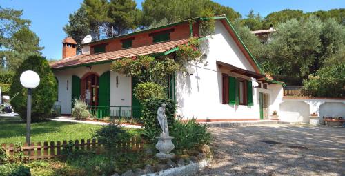 Κήπος έξω από το I Pini House
