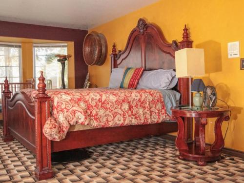 1 dormitorio con 1 cama grande con marco de madera en Villa Caridad en Las Vegas