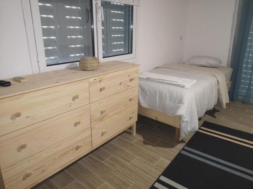 Кровать или кровати в номере Moraitika Old Village Apartments