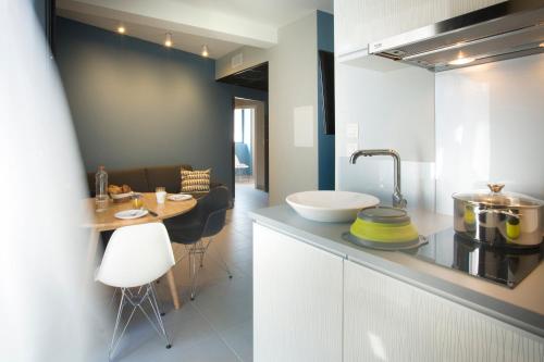 Η κουζίνα ή μικρή κουζίνα στο Appart'hôtel Les Fleurines By Urban Style