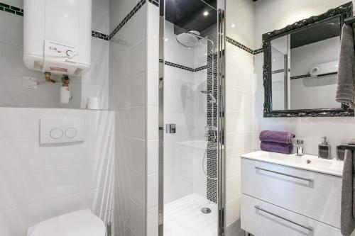 a bathroom with a shower and a toilet and a sink at Zen et Summer Zen coursive naturiste in Cap d'Agde