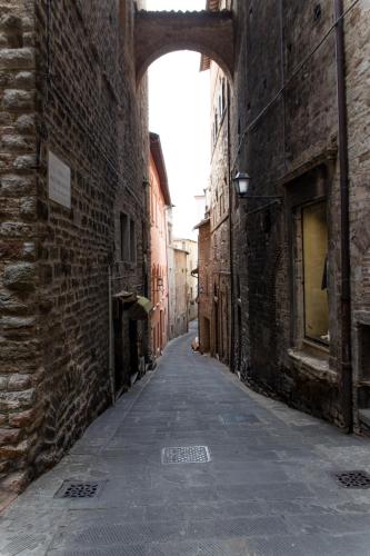 an alley with an archway in an old building at Santa Cecilia Perugia - Rooms&Suite in Perugia