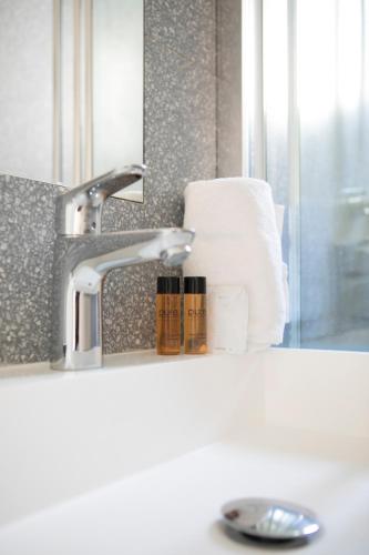 - un lavabo avec un rouleau de papier toilette dans l'établissement Joie Paris TOUR EIFFEL - Rue Cler, à Paris