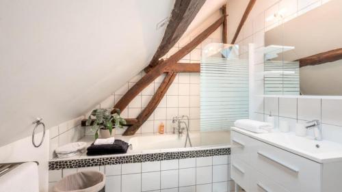 ein Badezimmer mit einem Waschbecken und einer Badewanne in der Unterkunft Gîte les chèvrefeuilles 3 étoiles in Jonquières