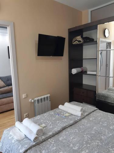 Un pat sau paturi într-o cameră la МАТЕ Apartment