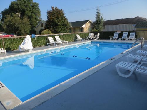 a large swimming pool with lounge chairs at Baymont by Wyndham Sevierville Pigeon Forge in Sevierville