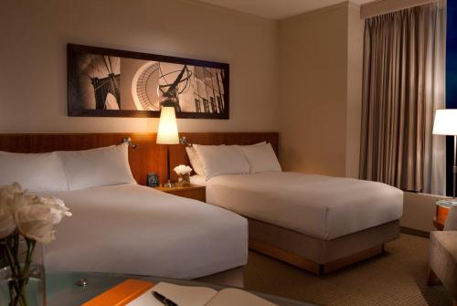 
Cama ou camas em um quarto em Millennium Hilton New York Downtown
