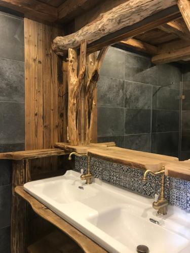 Luxury Chalet Strachan - Jacuzzi and Saunaにあるバスルーム