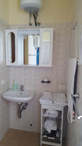 a bathroom with a sink and a mirror and a sink at Appartamento via della Posterna Spoletium in Spoleto