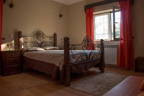 um quarto com uma cama grande e uma janela em MyStay - Quinta do Tendeiro na Guarda