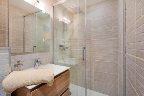 Kylpyhuone majoituspaikassa Suites Gaya Confort - Centre Ville