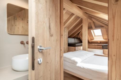 Двухъярусная кровать или двухъярусные кровати в номере Alla Stazion Locanda nelle Dolomiti