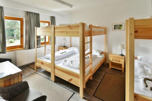 Rotter Lajos Turistaház tesisinde bir odada yatak veya yataklar