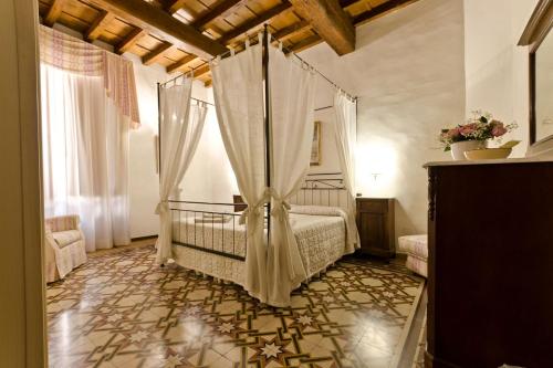 una camera con letto a baldacchino di La Signoria a Firenze