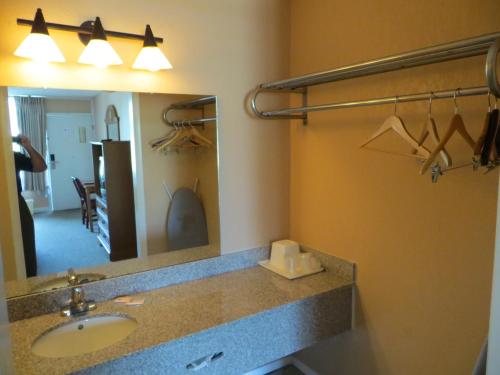 A bathroom at Americourt Extended Stays