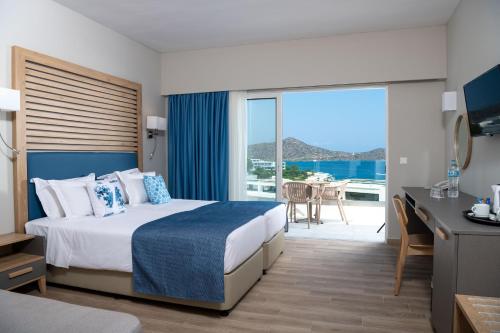 Postel nebo postele na pokoji v ubytování Elounda Breeze Resort