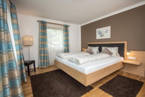 a bedroom with a bed and a window at Alpsapart Regina in Schwendau