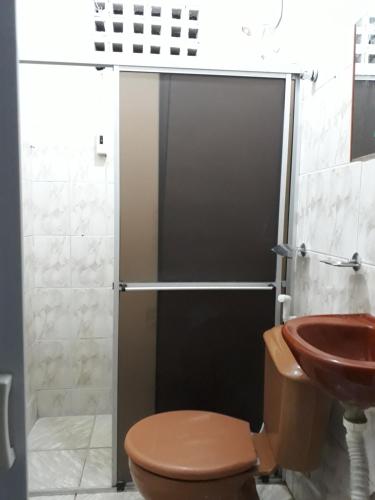 ein Badezimmer mit Dusche, Toilette und Waschbecken in der Unterkunft Apartamento 1 Boa Vista 1 Caruaru in Caruaru