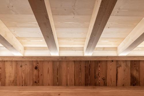 a ceiling in a room with wood paneling at Alla Stazion Locanda nelle Dolomiti in Pieve di Cadore