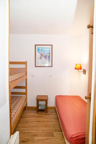 une chambre avec deux lits superposés et une échelle dans l'établissement Marmottin1, à Puy-Saint-Vincent