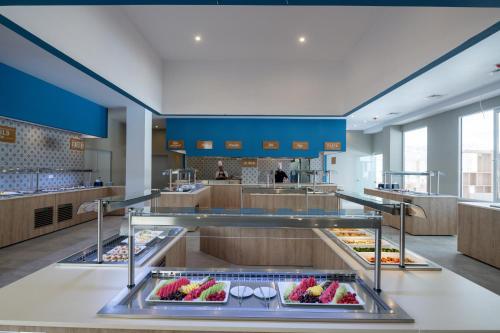 Nhà bếp/bếp nhỏ tại Elounda Breeze Resort