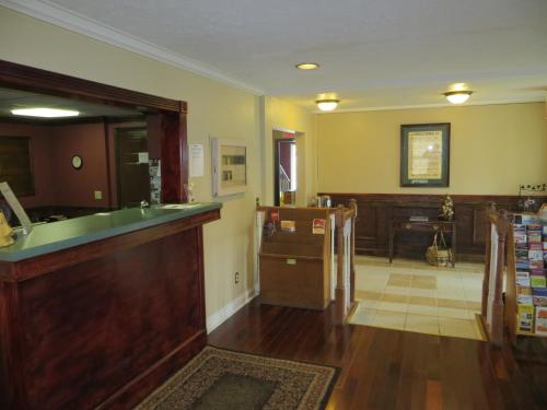 uma sala de estar com um balcão e uma cozinha em Americourt Hotel and Suites - Elizabethton em Elizabethton